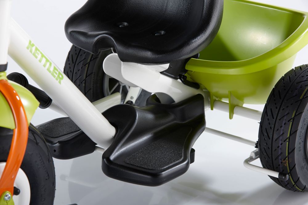 Nahaufnahme des Trittbretts des KETTLER Dreirads Startrike Air für komfortable Fußablage.