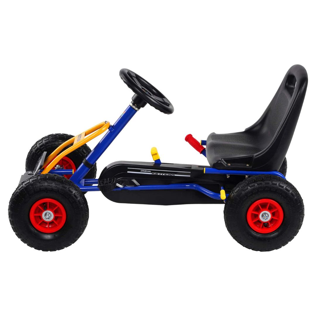 Linke Seitenansicht des blauen KETTLER Kettcars im Retro-Stil, zeigt die robuste Konstruktion und den ergonomischen Sitz.