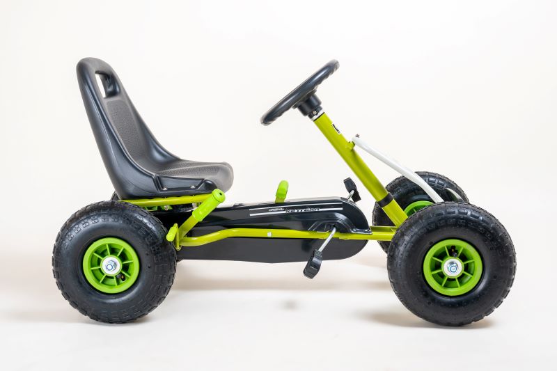 Rechte Seitenansicht des grünen KETTLER Kettcars im Retro-Stil, mit Detailansicht der Pedale und des ergonomischen Sitzes.
