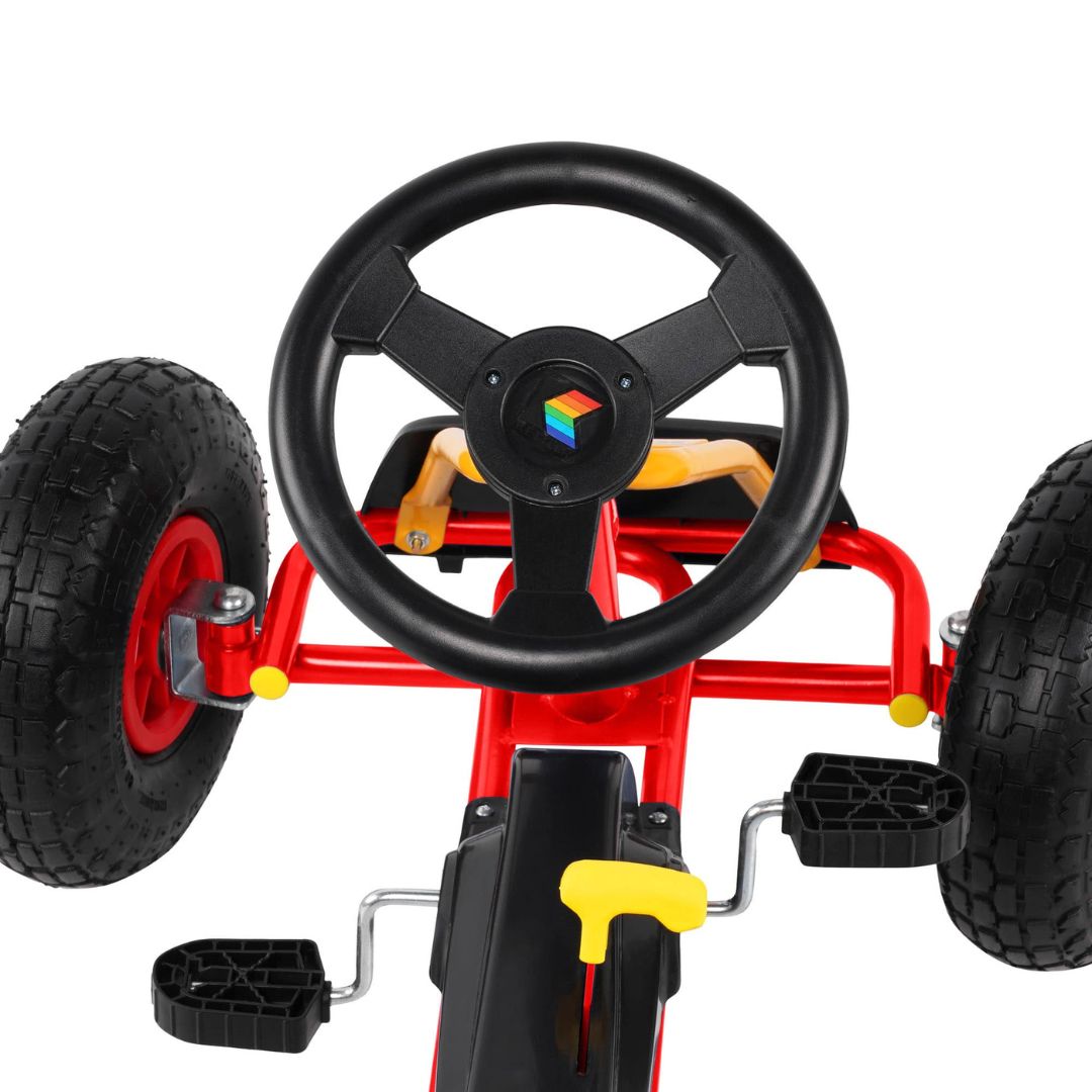 Nahaufnahme des Lenkrads des roten KETTLER Kettcars Retro, mit schwarzem Lenkrad, Pedale und Schaltknauf.