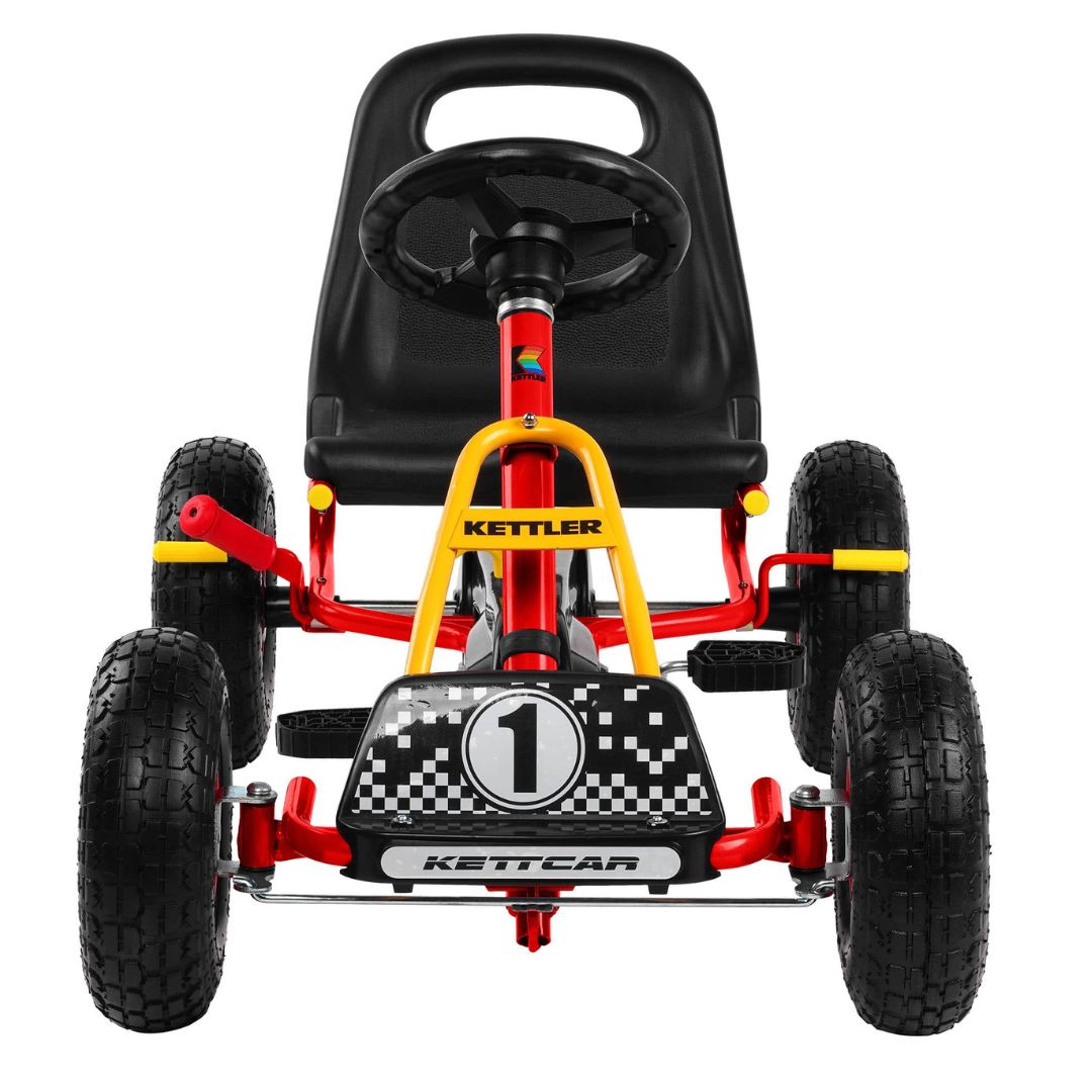 Vorderansicht des roten KETTLER Kettcars Retro, zeigt das Lenkrad, Sitz, Vorderräder und Frontabdeckung mit Logo.