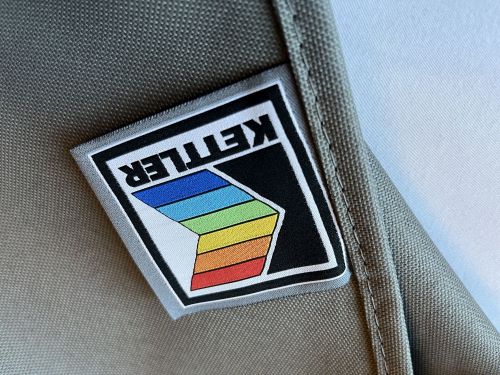 Detailansicht der KETTLER Tischtennis Abdeckhaube in Grau mit KETTLER Logo