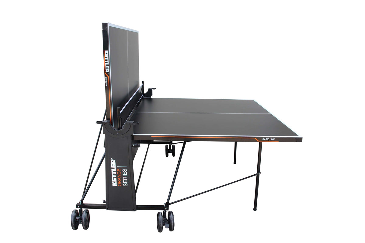 In der seitlichen Ansicht ist die KETTLER Tischtennisplatte Basic Outdoor mit einer hochgeklappten Seite zu sehen, die den Einzelspielermodus oder eine kompakte Aufbewahrung ermöglicht.
