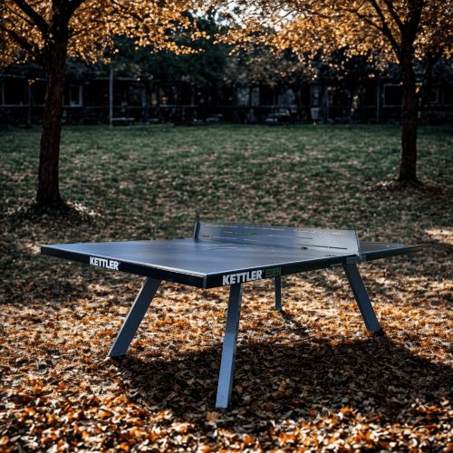 Kettler Tischtennisplatte Eden im Außenbereich, aufgestellt und spielbereit auf einem Schulgelände in herbstlicher Stimmung.