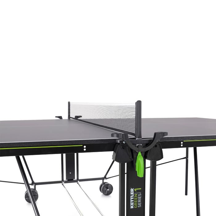 Nahaufnahme der Kettler Tischtennisplatte K1 Indoor, zeigt das Netz und die Spielfläche in hochwertiger Verarbeitung, ideal für präzises Spiel und professionelles Training.
