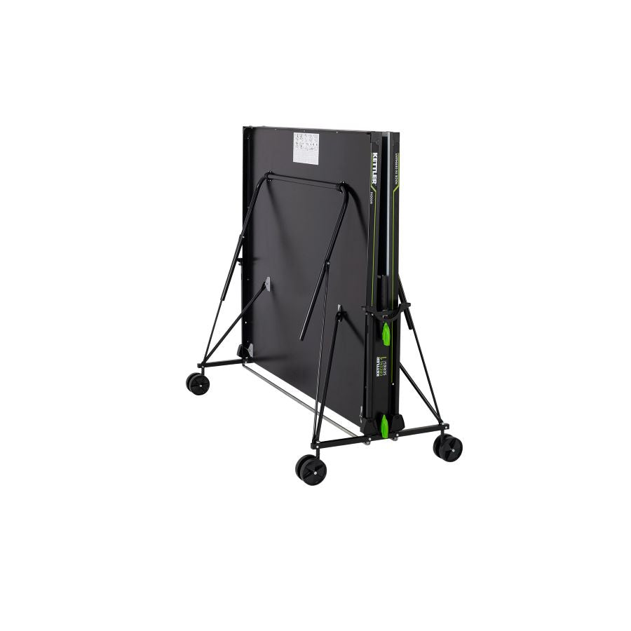 Die Kettler Tischtennisplatte K1 Indoor im zusammengeklappten Zustand, zeigt die kompakte und platzsparende Lagerung, ideal für einfache Aufbewahrung und Mobilität.