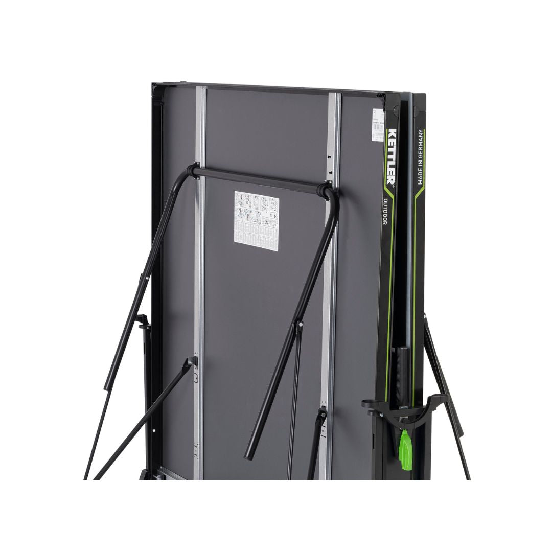 Detailansicht der Kettler Tischtennisplatte K1 Outdoor im zusammengeklappten Zustand, zeigt die robuste Konstruktion und die einfache Handhabung.