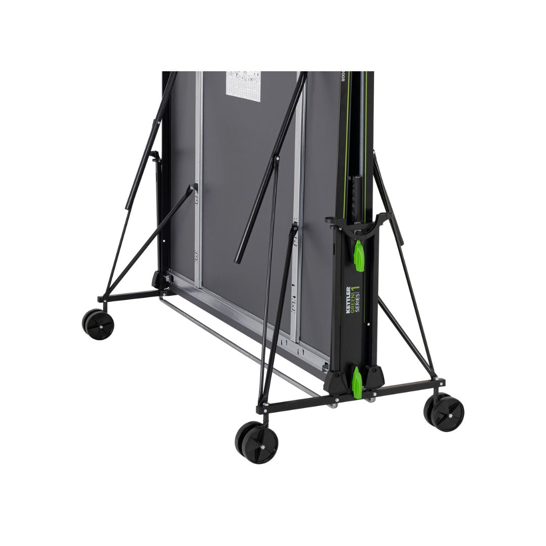 Nahaufnahme des Fahrgestells der Kettler Tischtennisplatte K1 Outdoor, zeigt die stabilen Rollen und die robuste Konstruktion für einfachen Transport.