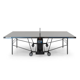 Seitenansicht der Kettler Tischtennisplatte K5 Outdoor, zeigt die gesamte Konstruktion und die Spielfläche in voller Größe.