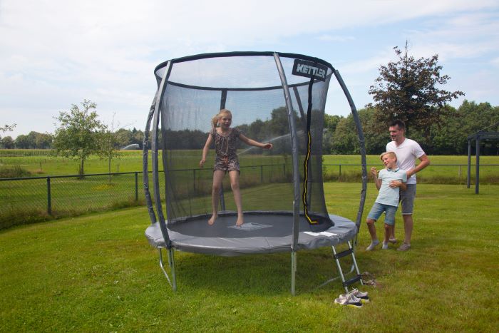 KETTLER Trampolin JUMP 244 grau - Gartentrampolin Outdoor für die ganze Familie, Kinder beim Springen im Garten.