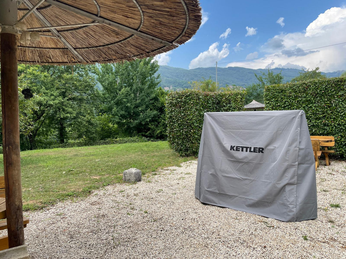 KETTLER Pack économique « cover + outdoor » : ensemble de raquettes de tennis de table Outdoor + housse de protection Premium en action