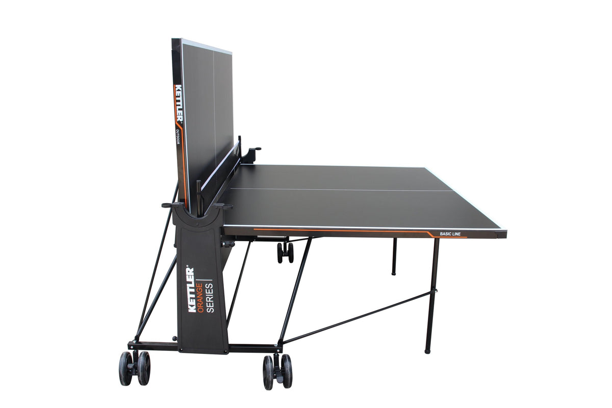 In der seitlichen Ansicht ist die KETTLER Tischtennisplatte Basic Outdoor mit einer hochgeklappten Seite zu sehen, die den Einzelspielermodus oder eine kompakte Aufbewahrung ermöglicht.