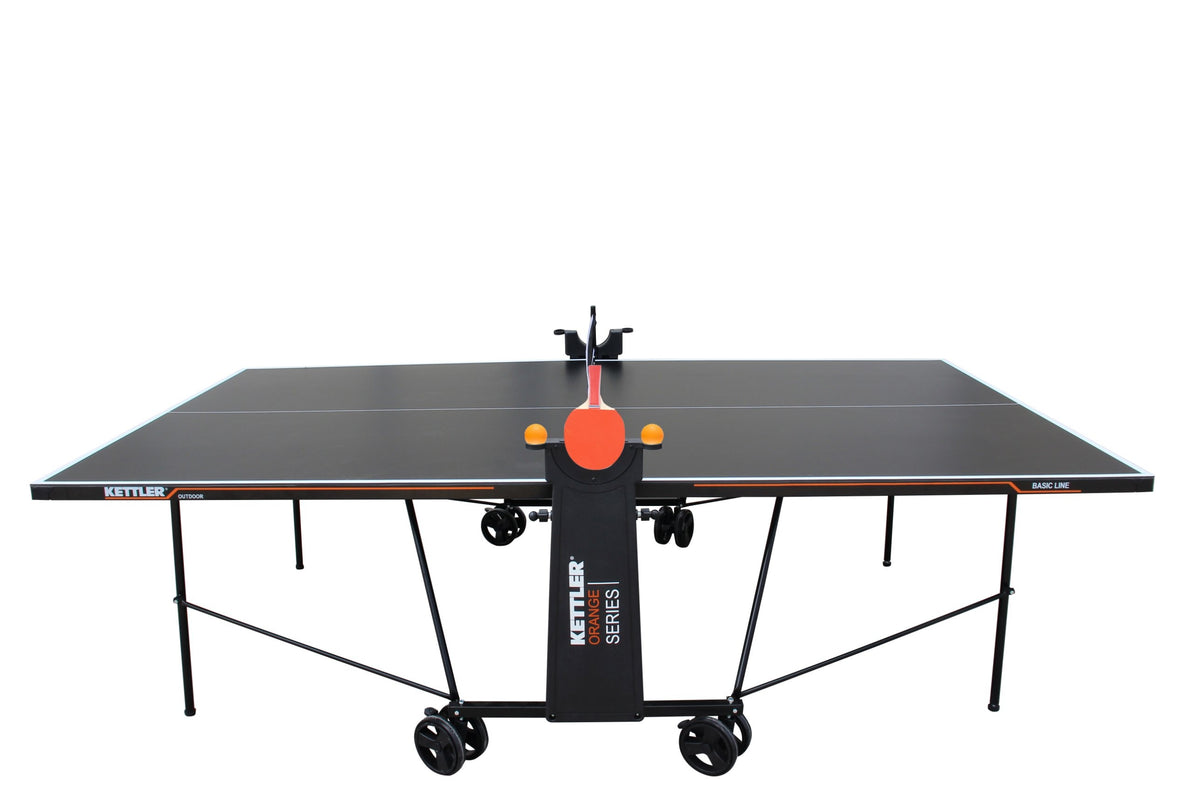 Die seitliche Ansicht zeigt die KETTLER Tischtennisplatte Basic Outdoor mit robustem Stahlrahmen