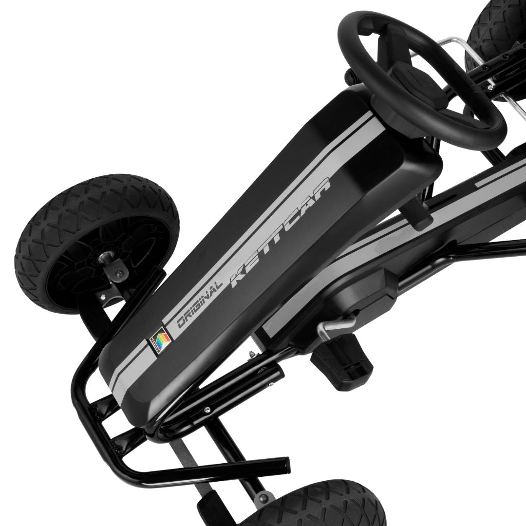 Detailansicht der Fronthaube des KETTLER Kettcar Evolution in schwarz