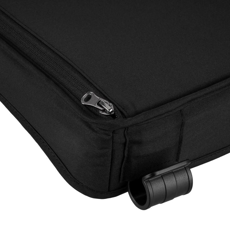 Nahaufnahme des Reißverschlusses an dem schwarzen Tablett des KETTLER Bollerwagen COMPACT, das den abnehmbaren Bezug zeigt.