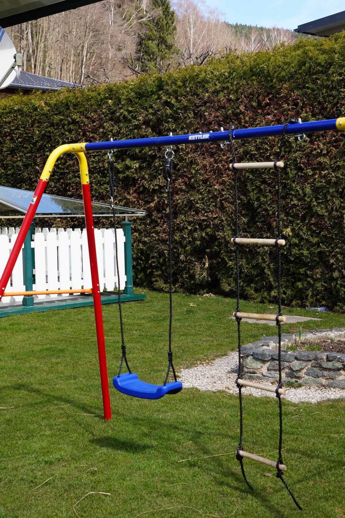 KETTLER Doppelschaukel COMBI Rot/Blau im Einsatz