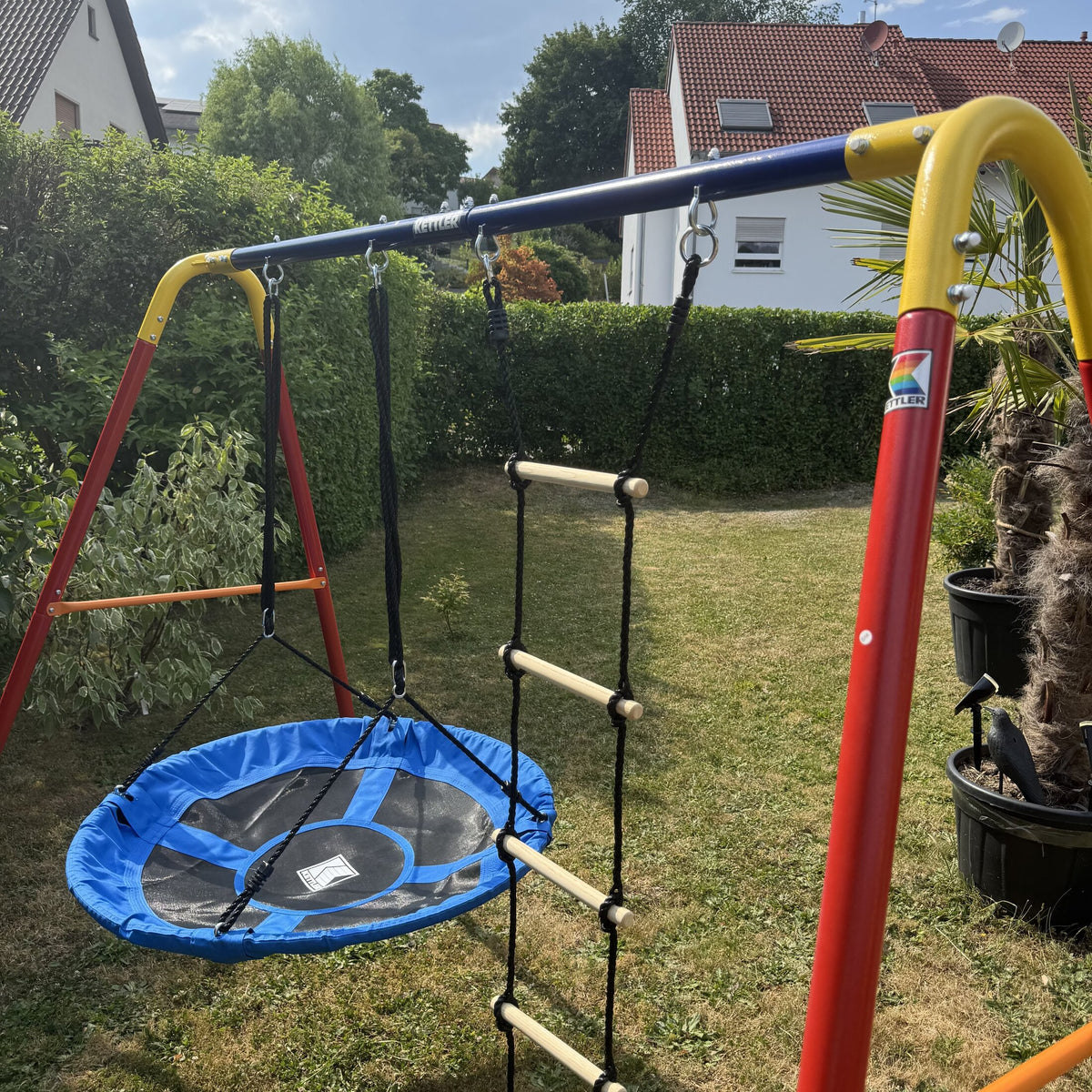 KETTLER Doppelschaukel COMBI Rot/Blau im Einsatz
