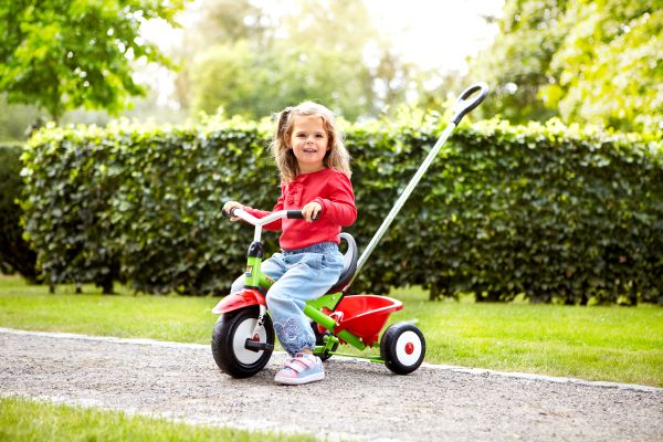 KETTLER Dreirad Funtrike Emma mit Mädchen bei der Fahrt im Grünen