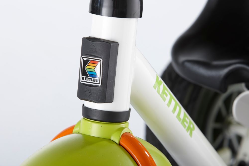 Nahaufnahme des KETTLER Logos auf dem Dreirad Startrike Air.