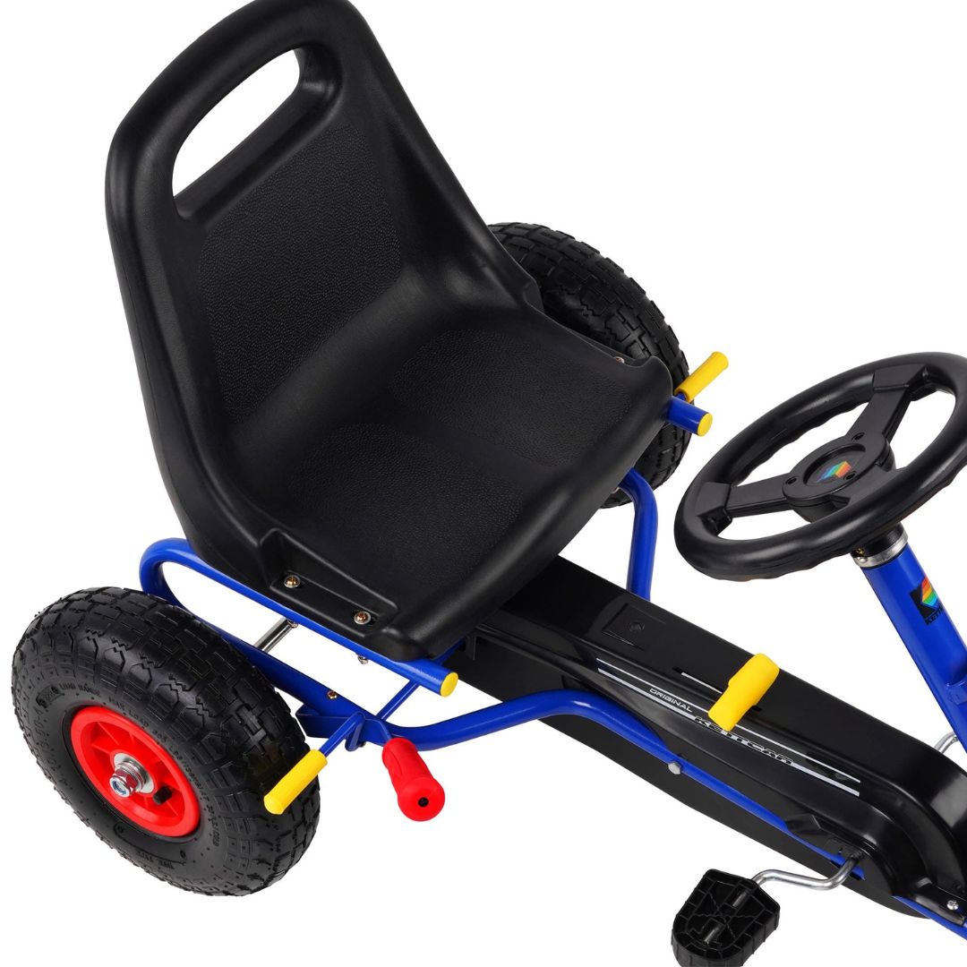 Detailansicht des ergonomischen Sitzes des blauen KETTLER Kettcars Retro, 2-fach verstellbar.