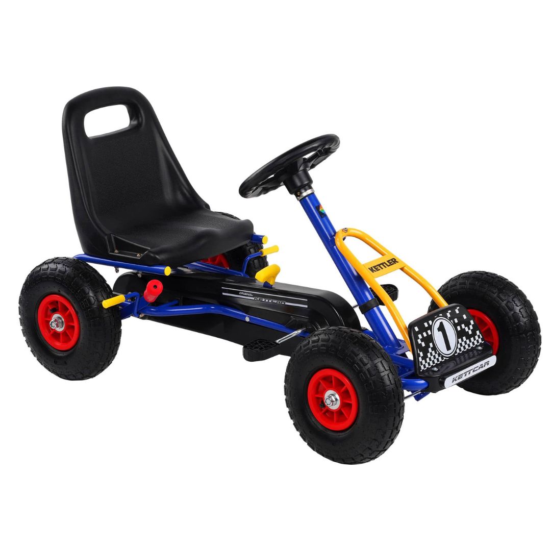 Schrägansicht des blauen KKETTLER Kettcars Retro, zeigt das gesamte Fahrzeug in einer dynamischen Perspektive.