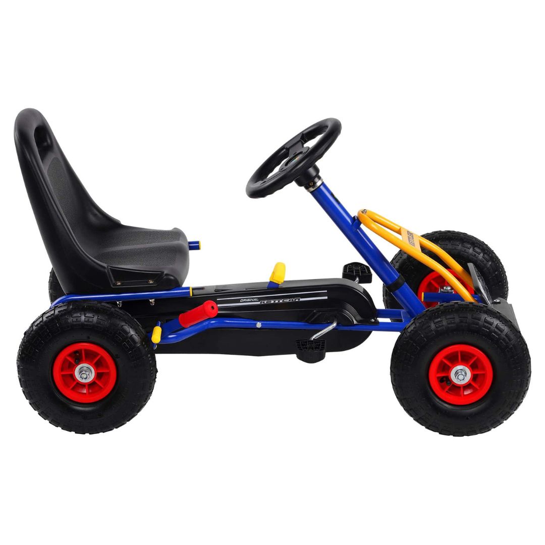 Rechte Seitenansicht des blauen KETTLER Kettcars im Retro-Stil, mit Detailansicht der Pedale und des ergonomischen Sitzes.