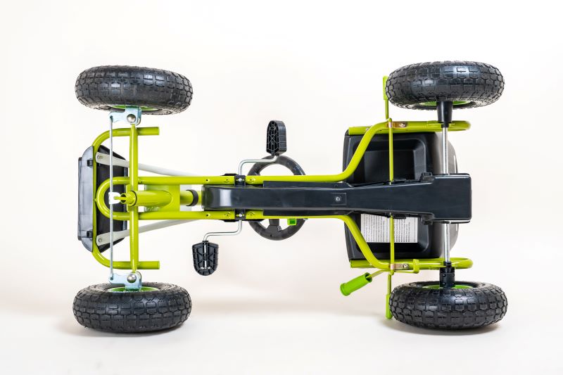 Untere Ansicht des grünen KETTLER Kettcars im Retro-Stil, zeigt den Kettenkasten und die Pedale