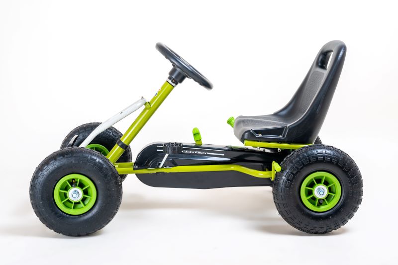 Linke Seitenansicht des grünen KETTLER Kettcars im Retro-Stil, zeigt die robuste Konstruktion und den ergonomischen Sitz.