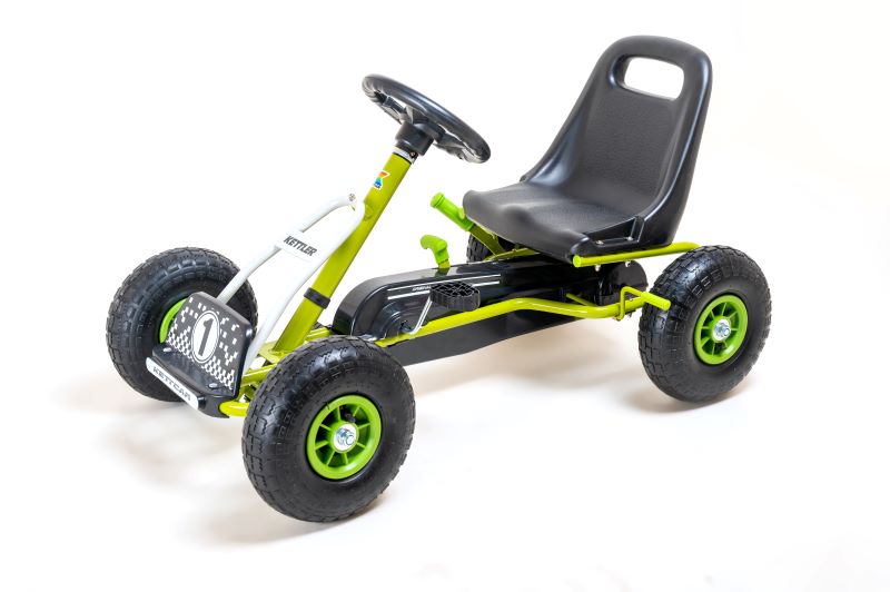 Komplettansicht des grünen KETTLER Kettcars Retro von vorne, mit auffälliger Nummernplatte und schwarzem Sitz.