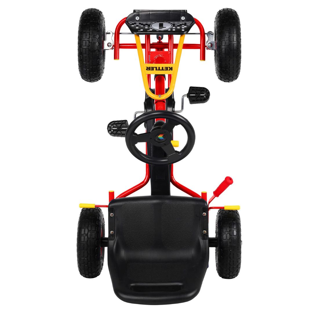 Ansicht von oben des roten Kettler Kettcars Retro mit schwarzem Sitz und Pedalen.
