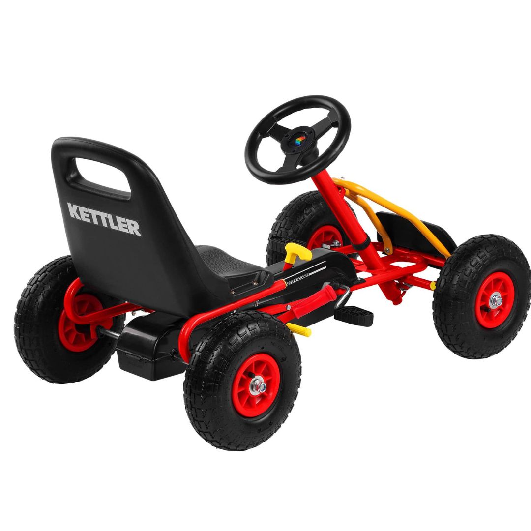 Hintere Ansicht der rechten Seite des roten KETTLER Kettcars Retro, zeigt Sitz mit Logo und Hinterräder.