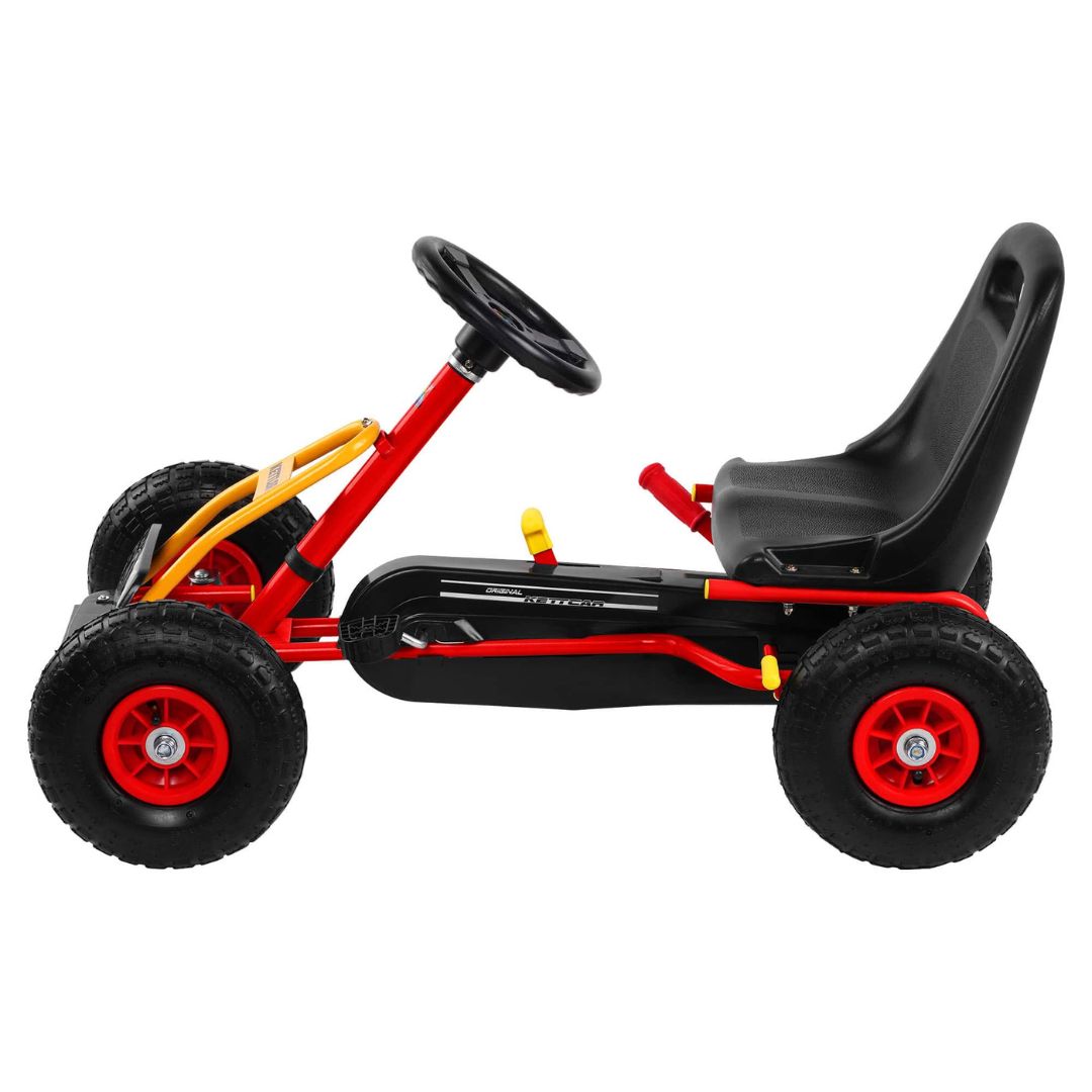 Seitenansicht des roten KETTLER Kettcars Retro, zeigt die komplette Länge des Fahrzeugs.