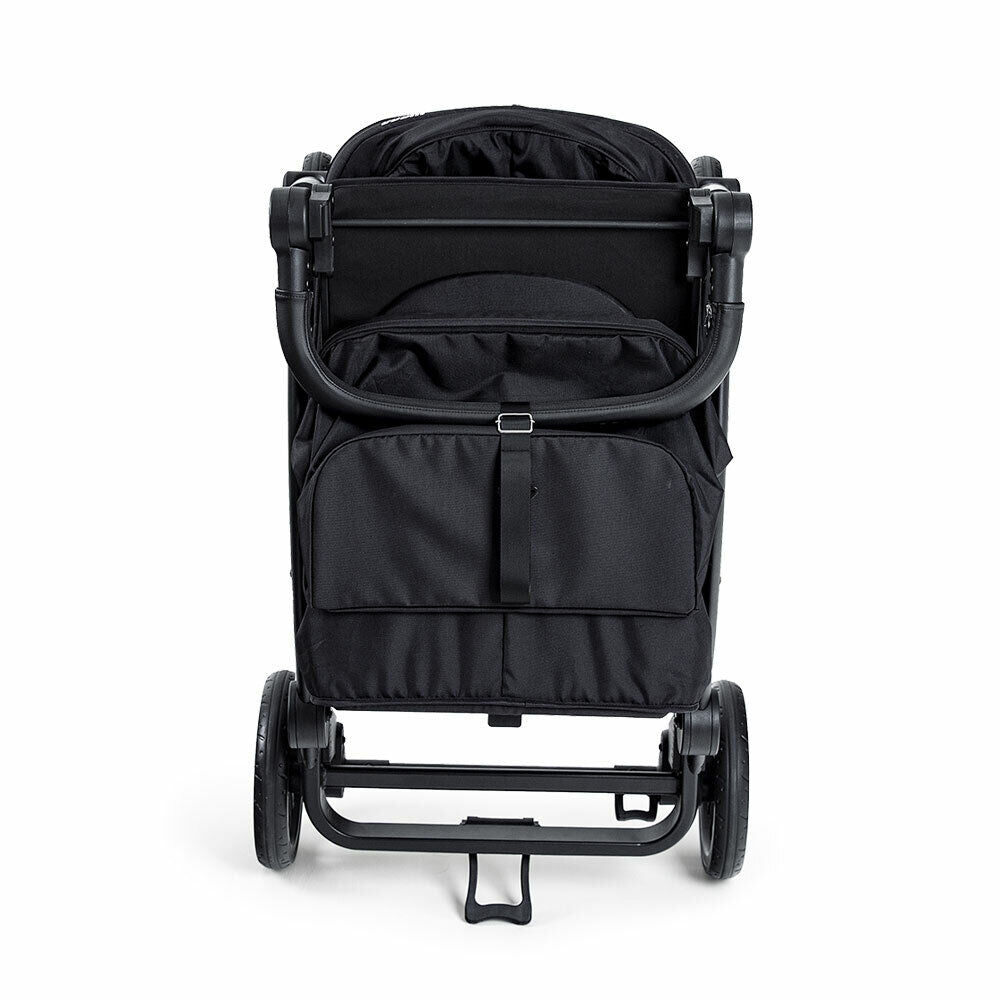 Frontalansicht des zusammengeklappten KETTLER Klappbollerwagens Compact in Schwarz, platzsparend und leicht zu verstauen.