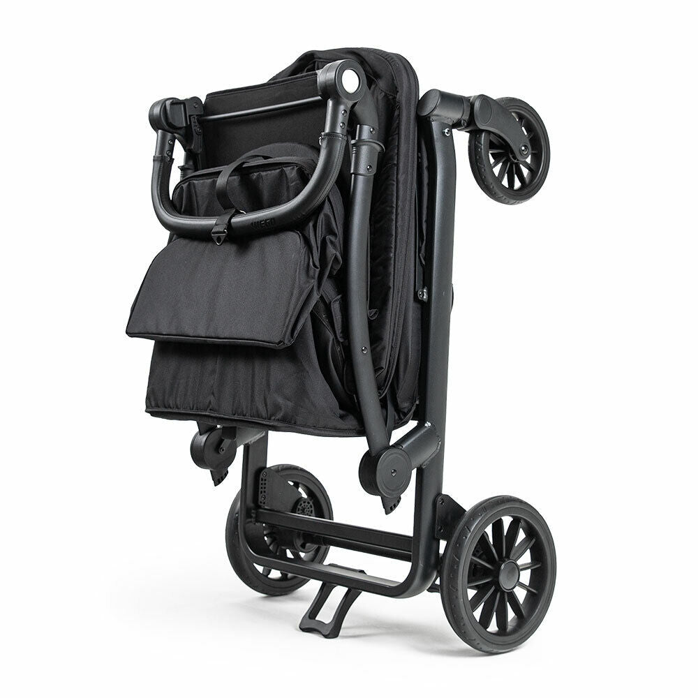 Aufrecht stehendes Gestell des Kettler Klappbollerwagens Compact in Schwarz, einfach zu transportieren und zu verstauen.