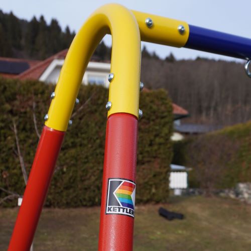KETTLER Doppelschaukel COMBI Rot/Blau im Einsatz