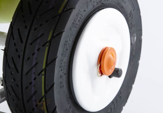 Ansicht der befestigten Achsklemme am Rad des Kettler Dreirad Startrike Air grün