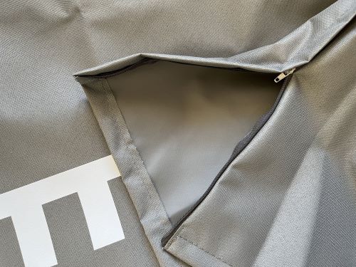 KETTLER Tischtennis Abdeckhaube in Grau mit geöffnetem Reißverschluss