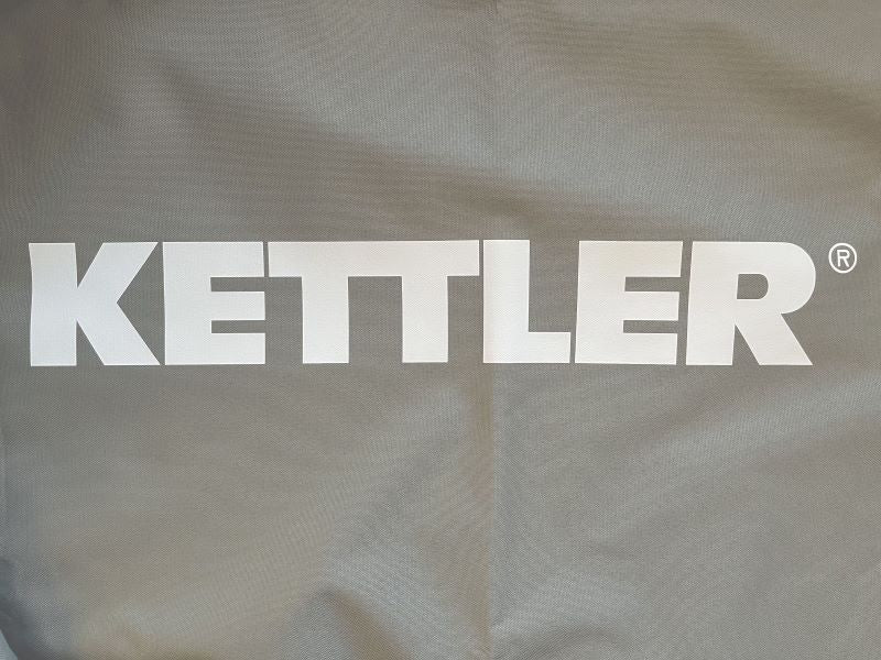 KETTLER Schriftzug auf der grauen Tischtennis Abdeckhaube