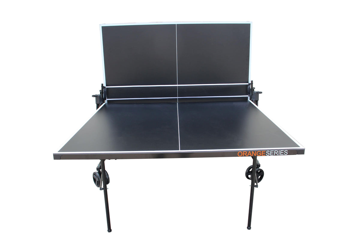 Die KETTLER Tischtennisplatte Basic Outdoor zeigt in dieser Ansicht eine Seite hochgeklappt, um den Einzelspielermodus oder platzsparendes Verstauen zu ermöglichen.