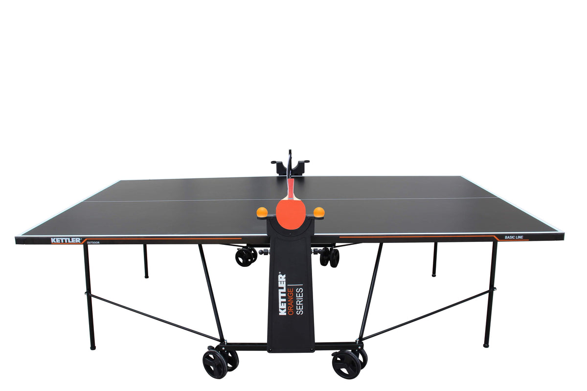 Die seitliche Ansicht zeigt die KETTLER Tischtennisplatte Basic Outdoor mit robustem Stahlrahmen