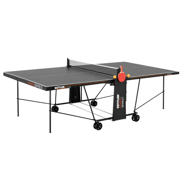 La mesa de ping-pong Kettler Basic Outdoor, desplegada con toda la superficie de juego, lista para emocionantes partidos de ping-pong al aire libre
