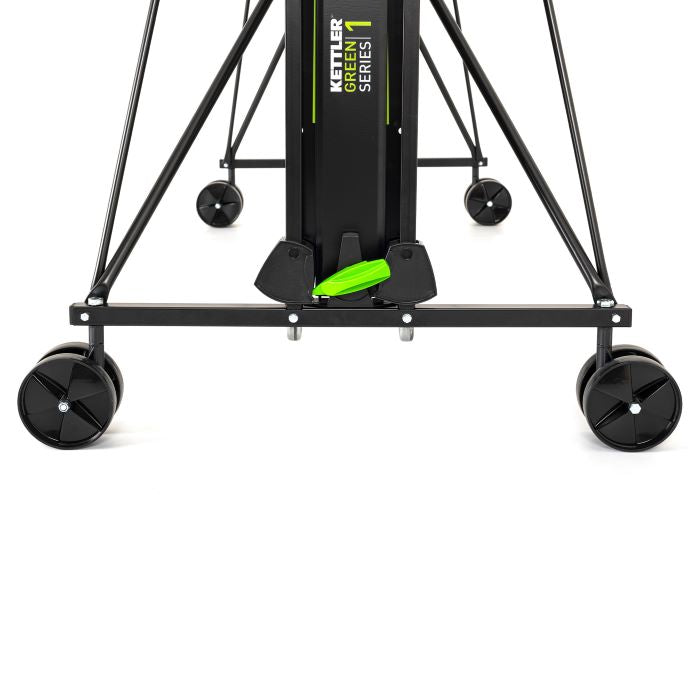 Detaillierte Nahaufnahme der Räder und des robusten Gestells der Kettler Tischtennisplatte K1 Indoor, zeigt die hochwertige Verarbeitung und Mobilität des Tisches.