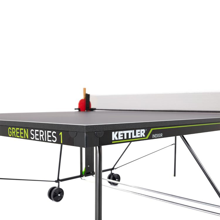 Detaillierte Seitenansicht der Kettler Tischtennisplatte K1 Indoor, zeigt den robusten Kantenschutz und die hochwertige Verarbeitung der Spielfläche, ideal für langanhaltenden Spielspaß.