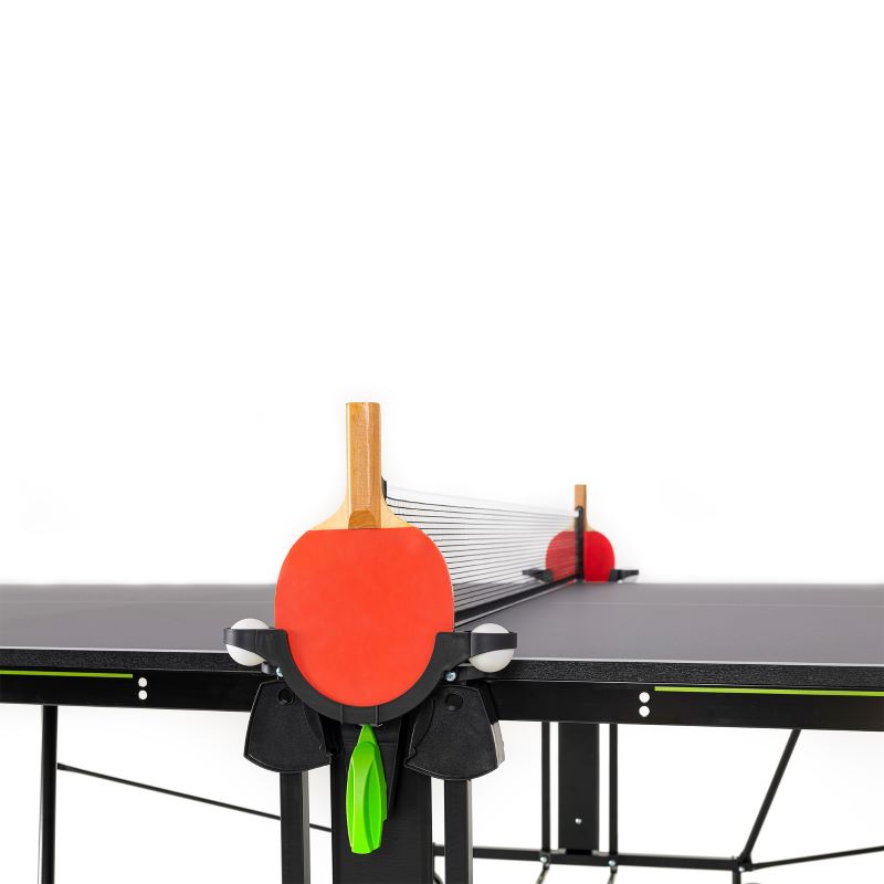 Nahaufnahme der Kettler Tischtennisplatte K1 Indoor mit montierten Tischtennisschlägern und Netz, zeigt die praktische Schlägerhalterung und Spielbereitschaft.