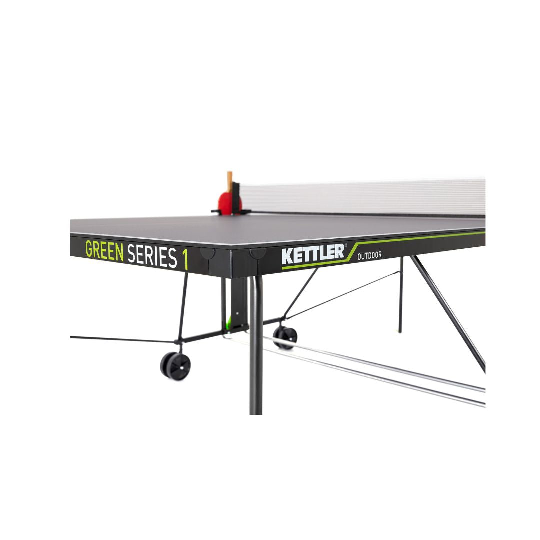 Nahaufnahme der Kettler Tischtennisplatte K1 Outdoor, zeigt die abgerundeten Ecken für zusätzliche Sicherheit und ein modernes Design