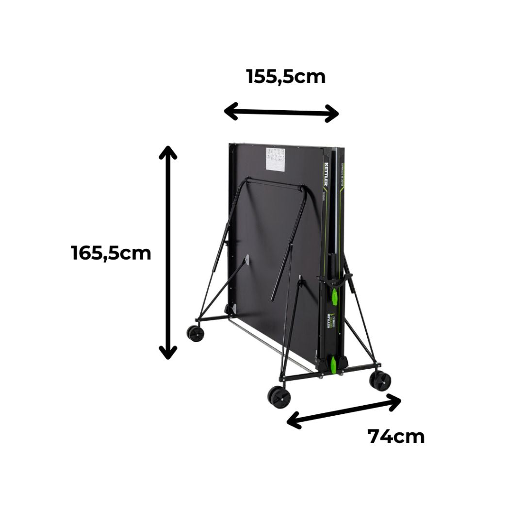 Die Kettler Tischtennisplatte K1 Outdoor im zusammengeklappten Zustand mit den Maßen 165,5 cm Höhe, 155,5 cm Breite und 74 cm Tiefe, ideal für platzsparende Lagerung und einfache Aufbewahrung.