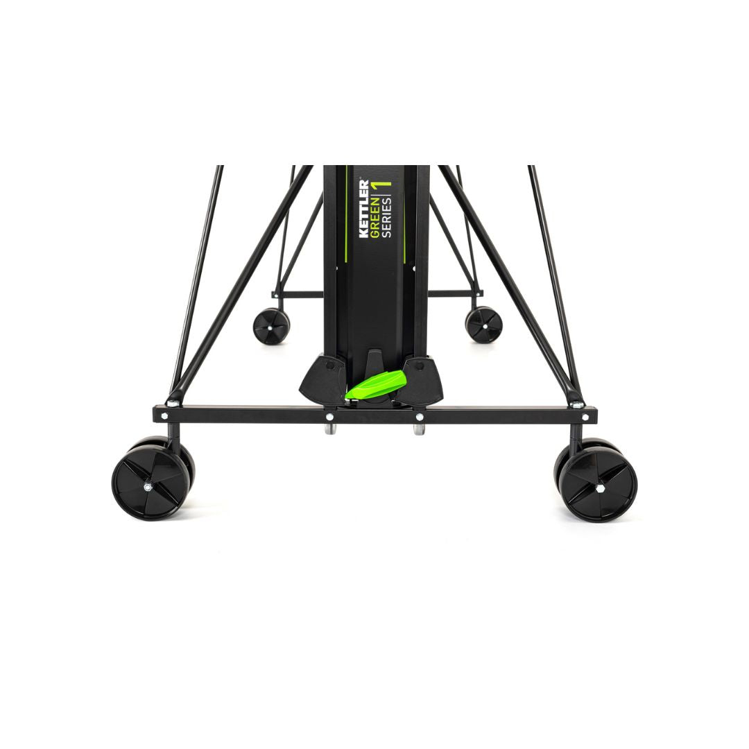 Nahaufnahme der stabilen Räder der Kettler Tischtennisplatte K1 Outdoor, zeigt die Mobilität und das robuste Fahrgestell.