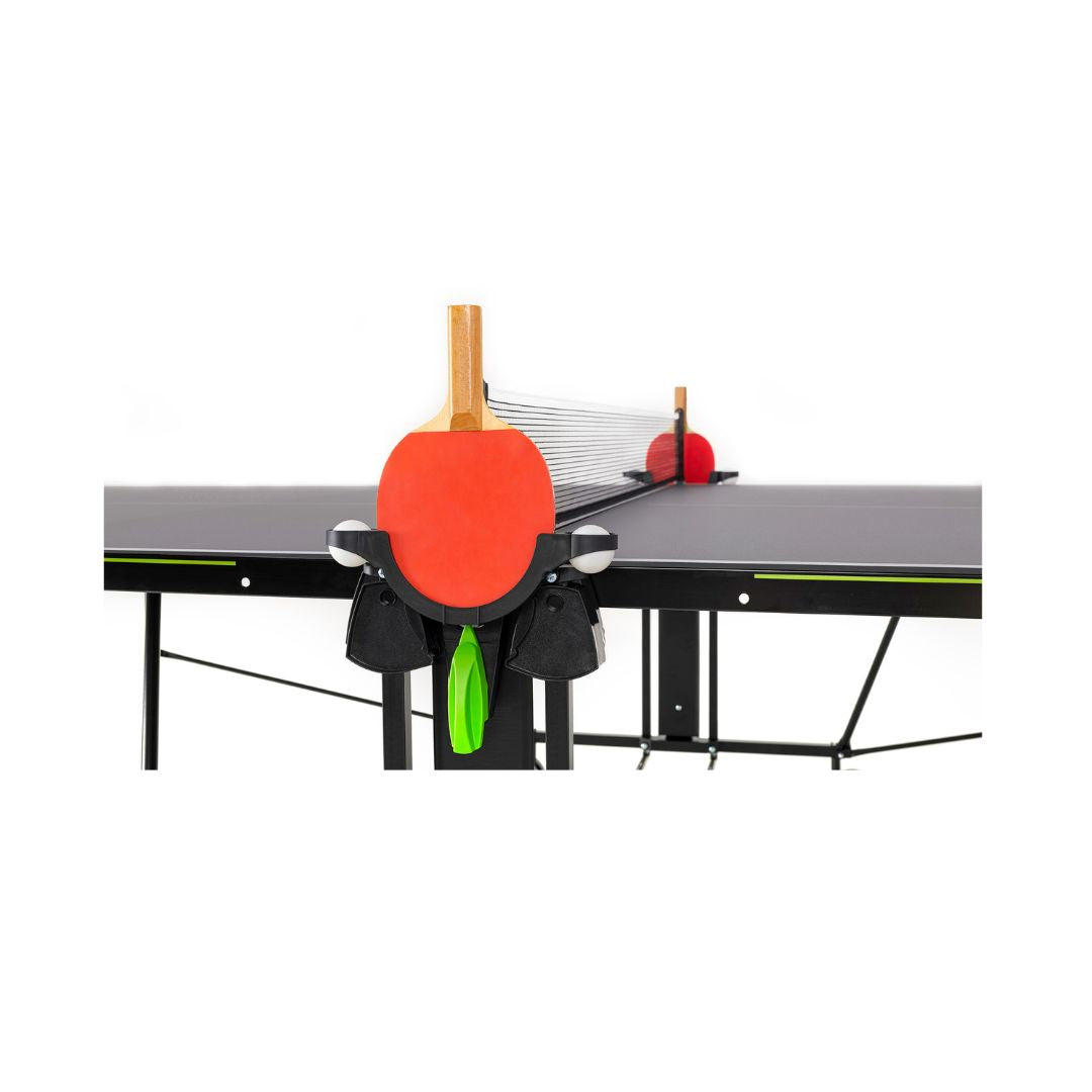 Detailansicht der Schlägerhalterung an der Kettler Tischtennisplatte K1 Outdoor, zeigt die praktische Aufbewahrung von Schlägern und Bällen.