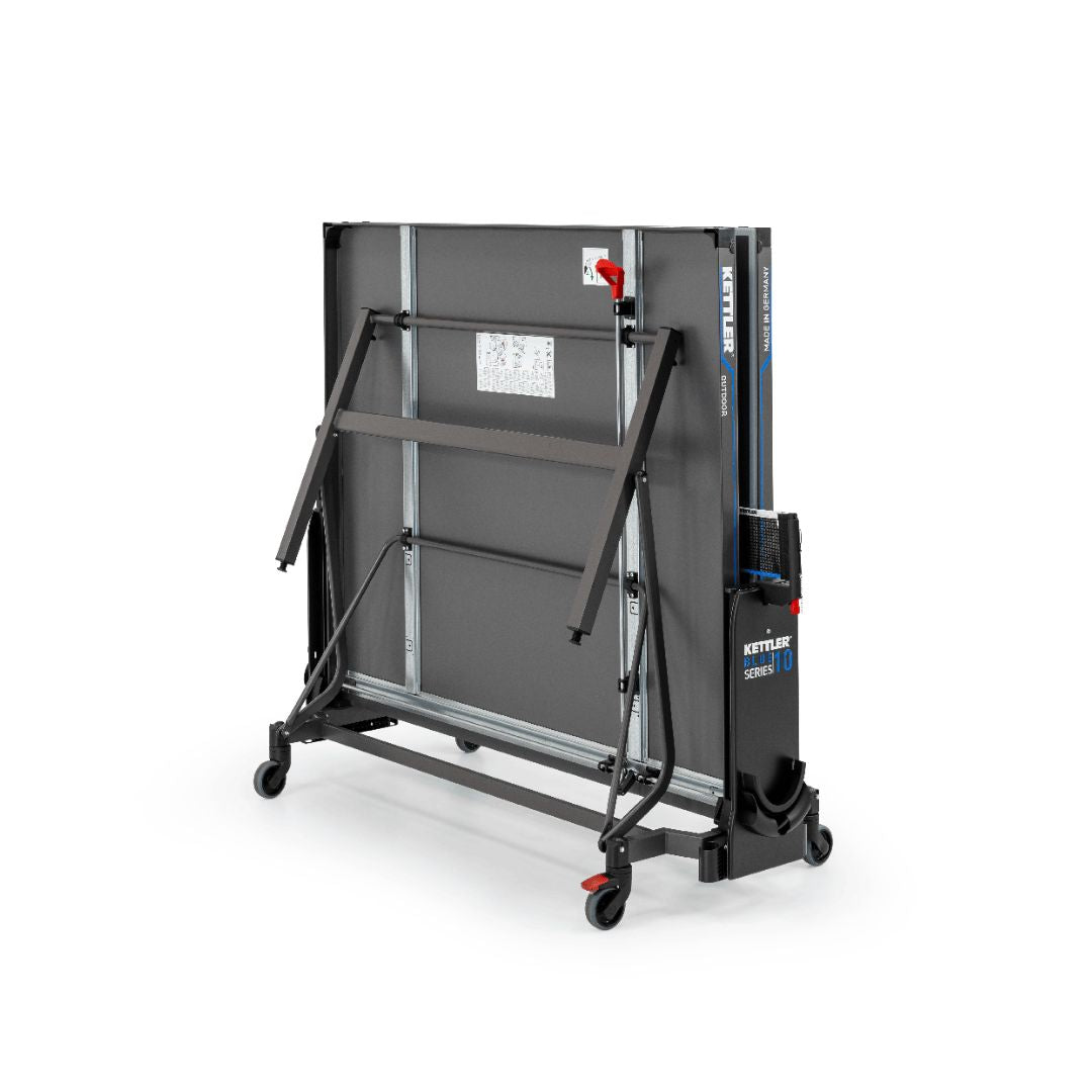 Kompakt zusammengeklappte Kettler Tischtennisplatte K10 Outdoor, ideal für platzsparende Lagerung und einfachen Transport.