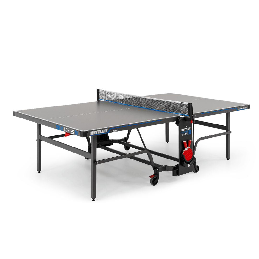 Kettler Tischtennisplatte K10 Outdoor in spielbereiter Position, bereit für aufregende Matches und Trainingseinheiten.